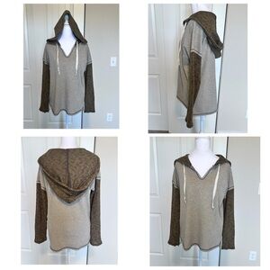 Hem & Thread Cozy Two-Tone Hooded top with sweater sleeves & hood Sz Small